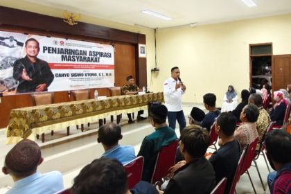 Anggota Komisi A DPRD Surabaya dari Fraksi PKS, Cahyo Siswo Utomo, menyapa warga lewat reses di Balai RW 2 Ketintang Baru.