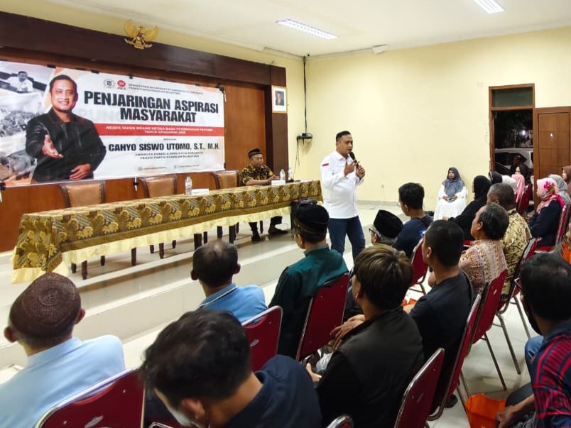 Anggota Komisi A DPRD Surabaya dari Fraksi PKS, Cahyo Siswo Utomo, menyapa warga lewat reses di Balai RW 2 Ketintang Baru.