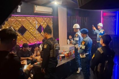 Sejumlah petugas gabungan menggelar razia dengan mendatangi salah satu dari 10 RHU di Surabaya.
