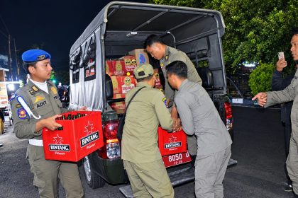 Satpol PP bergerak cepat merespons laporan terkait dugaan penjualan minuman beralkohol tanpa izin dan aktivitas karaoke mengganggu kenyamanan di Jalan Putro Agung, Kelurahan Rangkah waktu lalu.