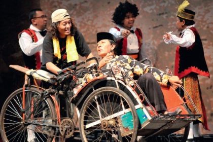 Penampilan ludruk modern versi Komunitas Tombo Ati, Jombang.
