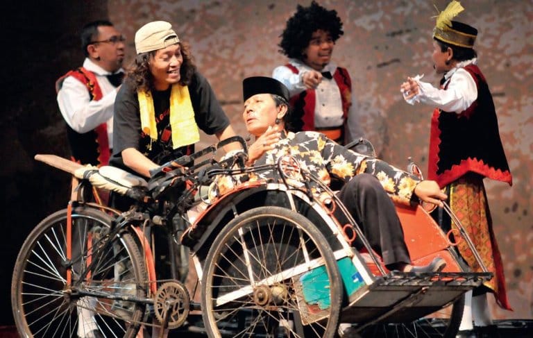 Penampilan ludruk modern versi Komunitas Tombo Ati, Jombang.