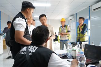 Petugas imigrasi melakukan pengawasan keimigrasian terhadap para pekerja asing.