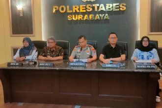 Kapolrestabes Surabaya memberikan keterangan terkait kasus dugaan bullying yang menyebabkan anak penyandang Down Syndrome meninggal
