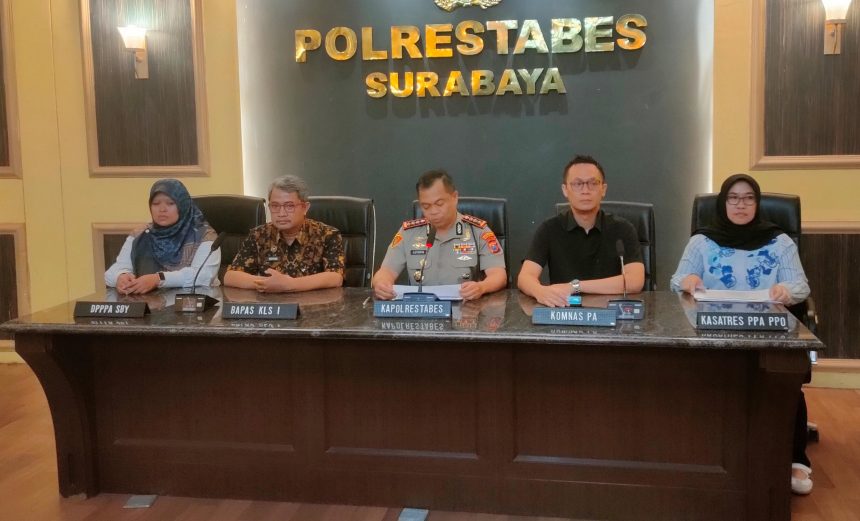 Kapolrestabes Surabaya memberikan keterangan terkait kasus dugaan bullying yang menyebabkan anak penyandang Down Syndrome meninggal