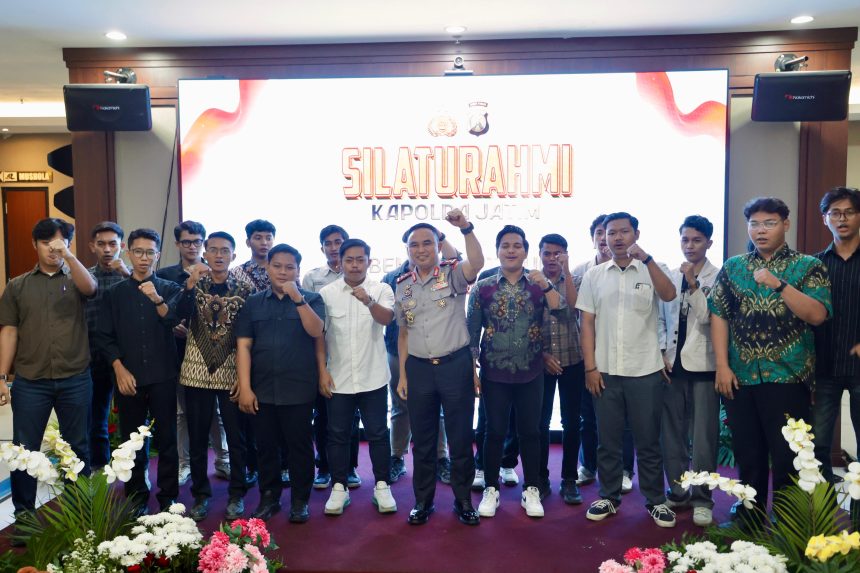 Kapolda Jatim Irjen Pol Dekananto Eko Purwono bersama perwakilan BEM se-Jawa Timur