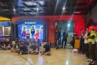 Pengunjung yang dinyatakan positif narkoba pasca razia gabungan dikumpulkan dekat pintu masuk THM.
