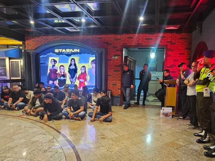 Pengunjung yang dinyatakan positif narkoba pasca razia gabungan dikumpulkan dekat pintu masuk THM.