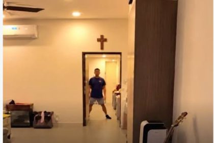 Gambar tangkapan layar seorang pria yang tiba-tiba menutup kamar saat ada tim Ombudsman RI ketika sidak hunian mewah di Lapas Cibinong.