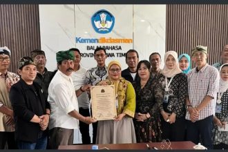 Paguyuban Aksara Jawa Nusantara mengunjungi Kantor Balai Bahasa Provinsi Jawa Timur di Jalan Gebang Putih Nomor 10, Keputih, Sukolilo, Surabaya, Kamis (15/10/2026).