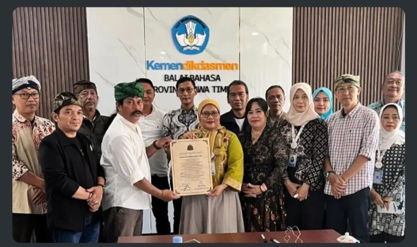 Paguyuban Aksara Jawa Nusantara mengunjungi Kantor Balai Bahasa Provinsi Jawa Timur di Jalan Gebang Putih Nomor 10, Keputih, Sukolilo, Surabaya, Kamis (15/10/2026).