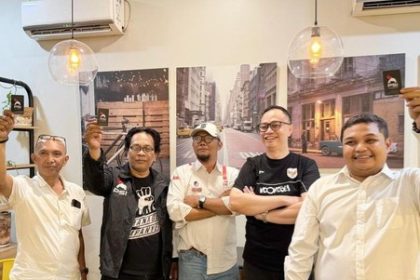 Achmad Hidayat dan sejumlah kader PDI-P Surabaya menunjukkan KTA Partai Solidaritas Indonesia.