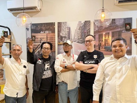 Achmad Hidayat dan sejumlah kader PDI-P Surabaya menunjukkan KTA Partai Solidaritas Indonesia.