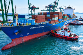 Aktivitas pelayanan kapal di PT Terminal Teluk Lamong (TTL).