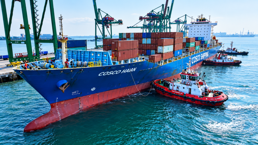 Aktivitas pelayanan kapal di PT Terminal Teluk Lamong (TTL).