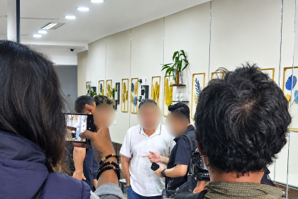 Petugas memeriksa dokumen milik FD, WN asal Syuria yang diduga bermaslah dengan kegiatan yang tidak sesuai dengan izin tinggal.