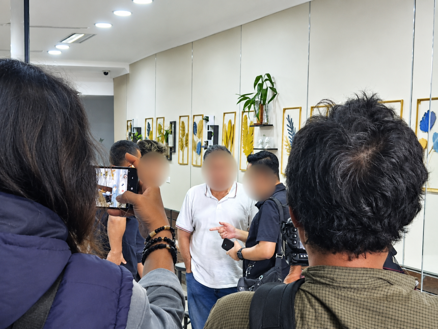 Petugas memeriksa dokumen milik FD, WN asal Syuria yang diduga bermaslah dengan kegiatan yang tidak sesuai dengan izin tinggal.